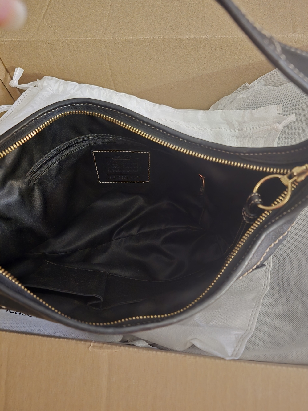 Coach Black Leather Shoulder Bag with Contrast Stitching - Picture 3 of 5